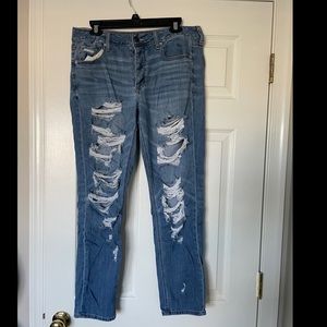 AE distressed tomgirl jean